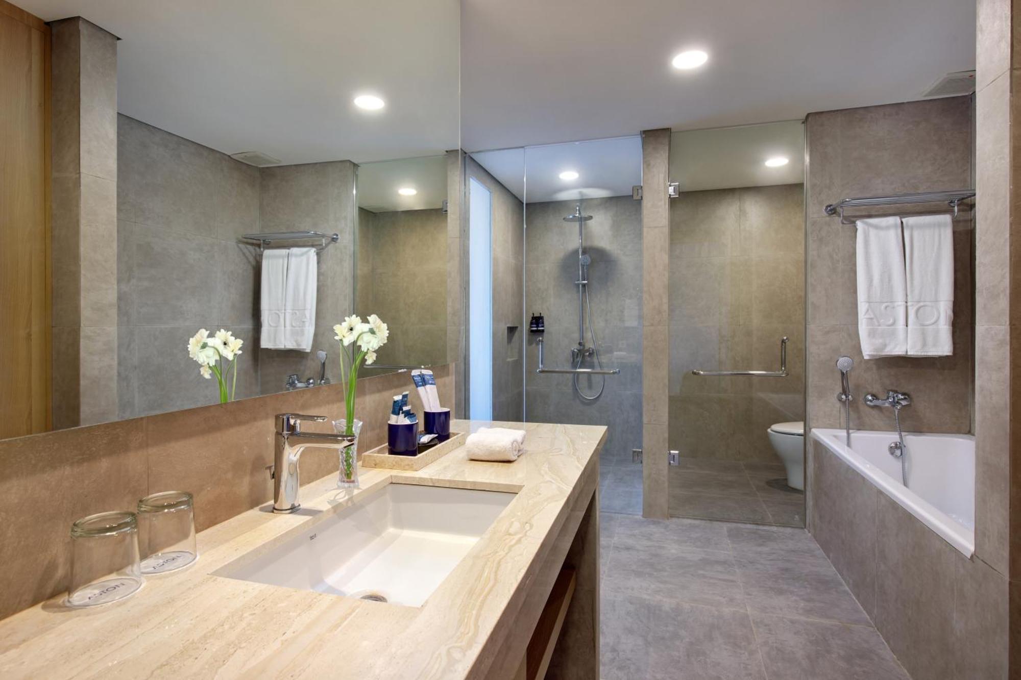 Aston Palu Hotel & Conference Center エクステリア 写真