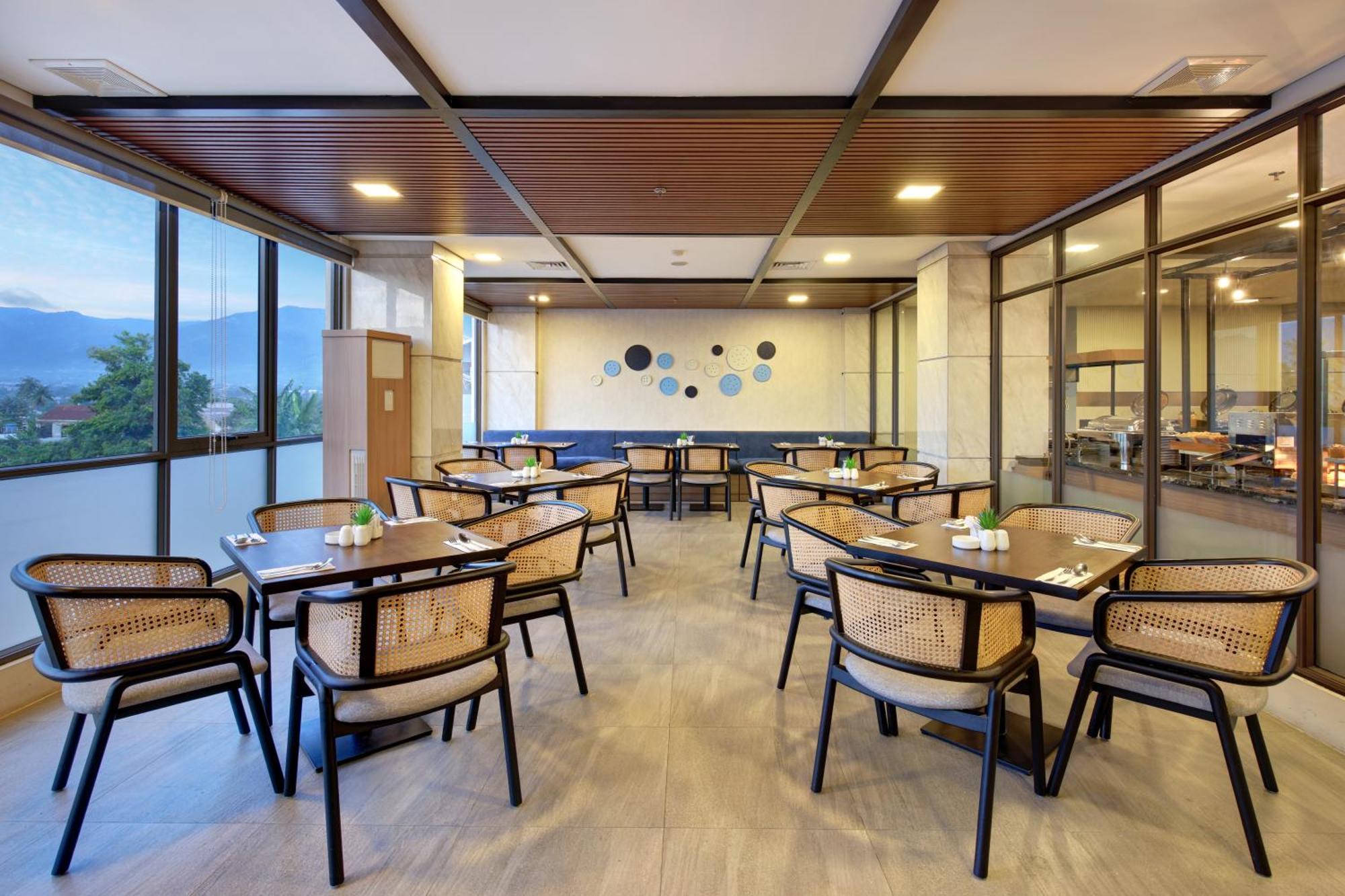 Aston Palu Hotel & Conference Center エクステリア 写真